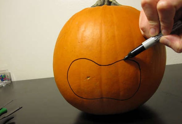 Sketch the face of the pumpkin